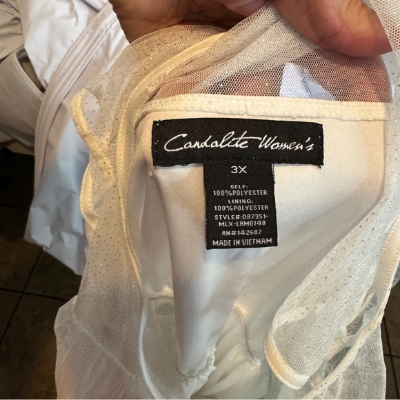 Elegant White Wedding Dress - Picture 7 of 8